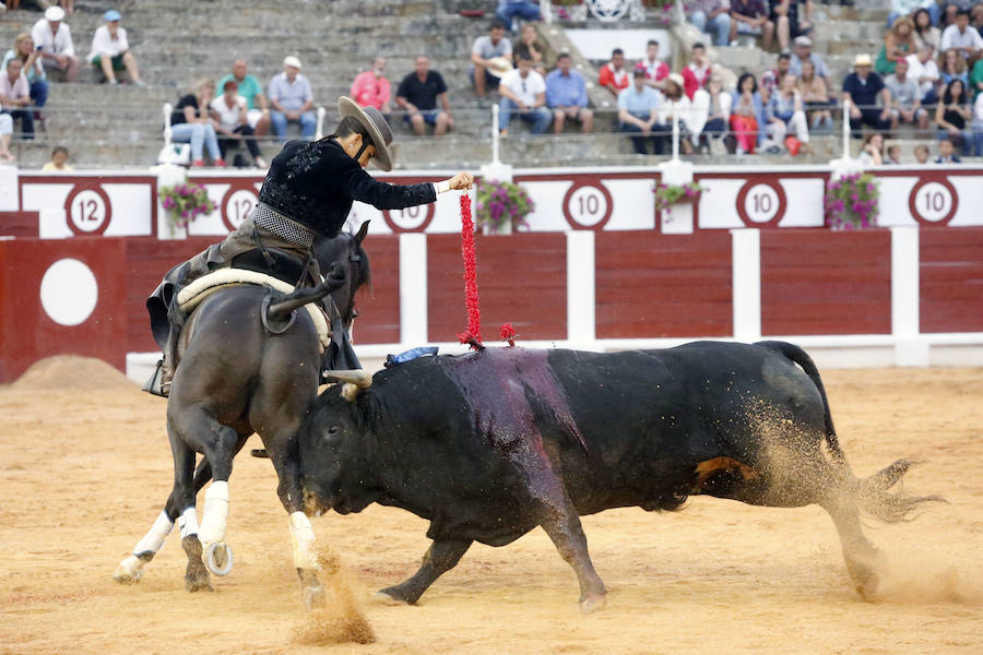 Ambos rejoneadores cortaron dos orejas, aunque el caballero lusitano las logró en un tercer toro que regaló al público gijonés.