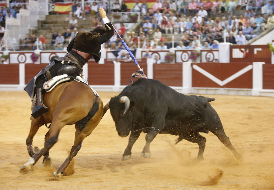 Ambos rejoneadores cortaron dos orejas, aunque el caballero lusitano las logró en un tercer toro que regaló al público gijonés.
