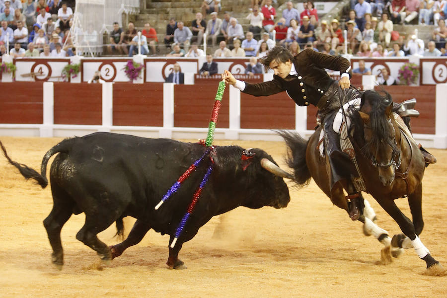 Ambos rejoneadores cortaron dos orejas, aunque el caballero lusitano las logró en un tercer toro que regaló al público gijonés.