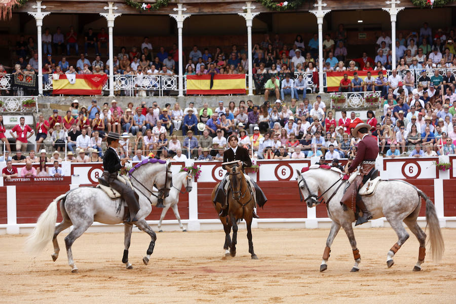 Ambos rejoneadores cortaron dos orejas, aunque el caballero lusitano las logró en un tercer toro que regaló al público gijonés.