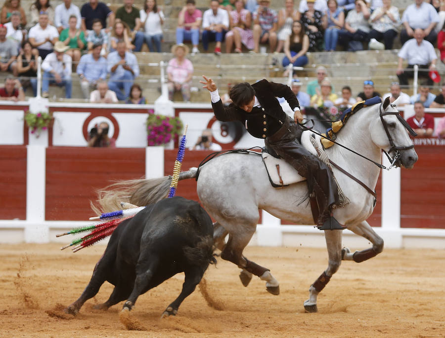 Ambos rejoneadores cortaron dos orejas, aunque el caballero lusitano las logró en un tercer toro que regaló al público gijonés.