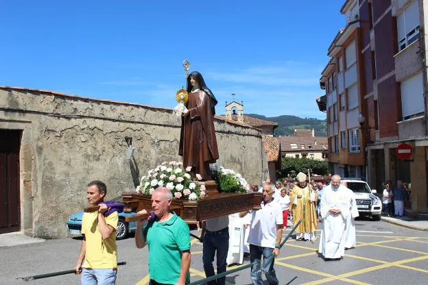 El arzobispo, tras la imagen de Santa Clara en la procesión. 