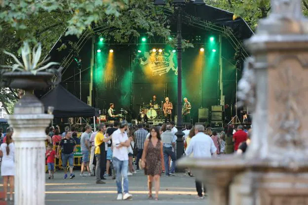 Zulú Men abrió los conciertos de la tarde, con numeroso público en el parque de El Muelle. 