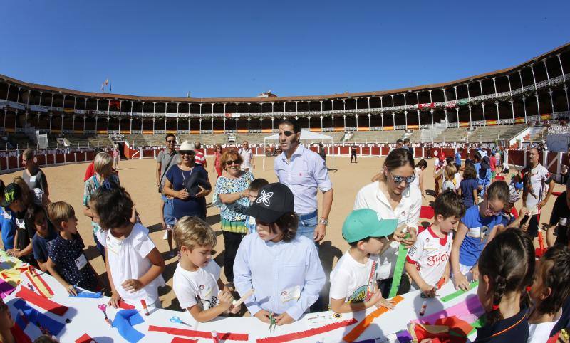 Sesenta pequeños aclamaron al torero en El Bibio, donde aprendieron a confecciohnar sus propias muletas y banderillas.