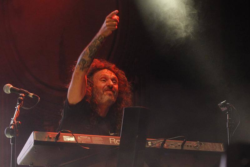 El grupo de heavy metal asturiano tocó por primera vez en Poniente con la colaboración de la Polifónica y el Coro Joven de Gijón.