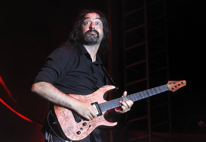 El grupo de heavy metal asturiano tocó por primera vez en Poniente con la colaboración de la Polifónica y el Coro Joven de Gijón.