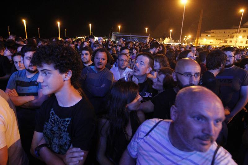 El grupo de heavy metal asturiano tocó por primera vez en Poniente con la colaboración de la Polifónica y el Coro Joven de Gijón.