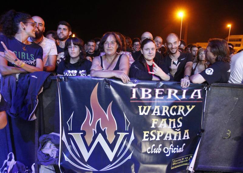 El grupo de heavy metal asturiano tocó por primera vez en Poniente con la colaboración de la Polifónica y el Coro Joven de Gijón.