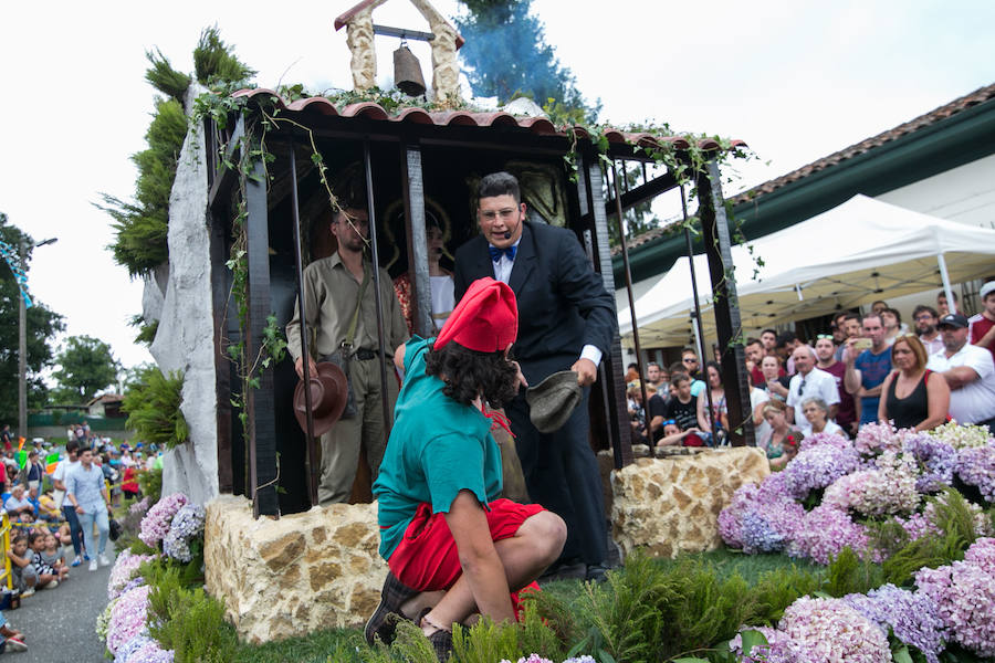  El desfile de carrozas llena la localidad sierense de divertivos personajes. 