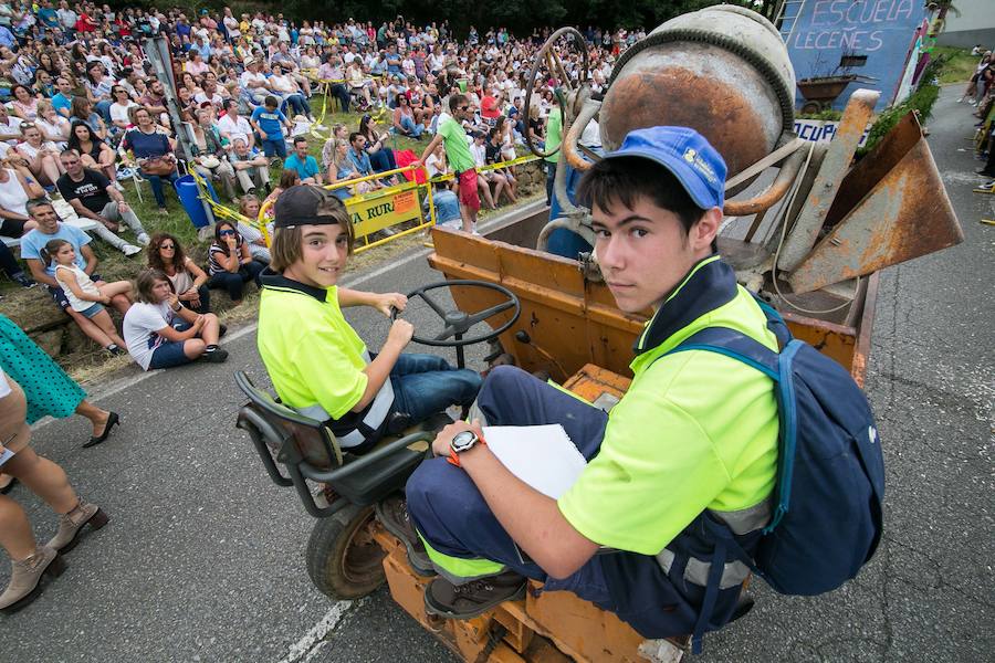  El desfile de carrozas llena la localidad sierense de divertivos personajes. 