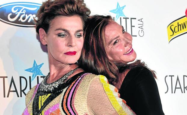 Antonia Dell'Atte y Ana Obregón, compartiendo foto. :: EFE