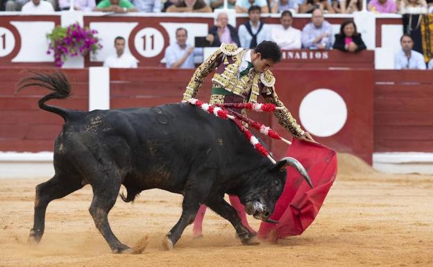 Imagen. Saúl Jiménez Fortes, ante su primer oponente, al que cortó una oreja.