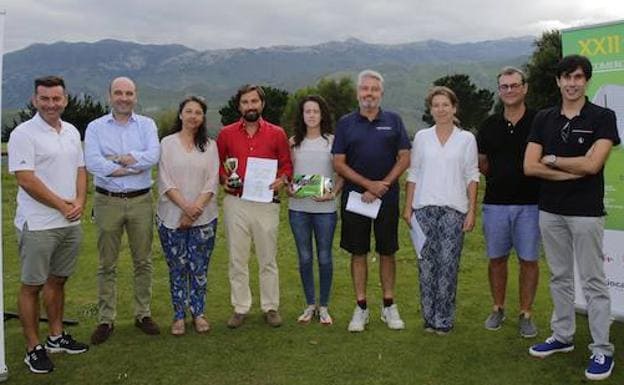 Los vencedores en la undécima prueba del XXII Trofeo EL COMERCIO-ABANCA posaron en latradicional foto de familia en el Golf Municipal de Llanes. l