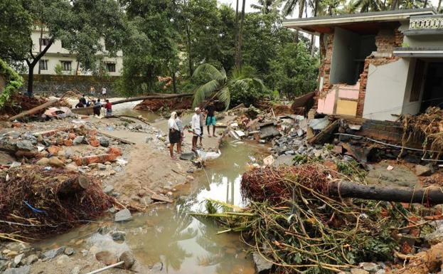 Residentes indios miran sus casas arrasadas por las inundaciones en Kannappankundu (India).