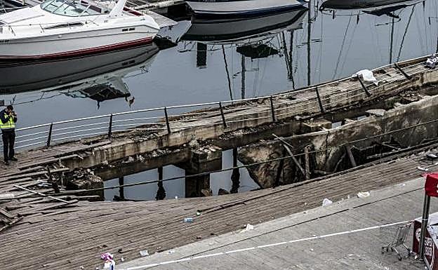 Imagen de esta mañana de la pasarela de madera y hormigón que se derrumbó anoche.