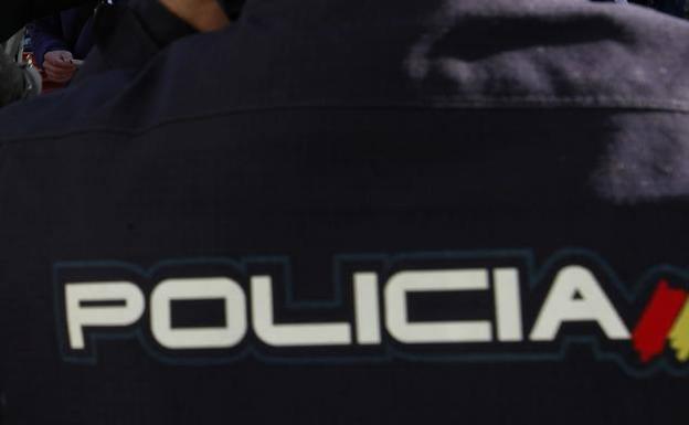 Detenidos cuatro jóvenes por forzar una máquina de bebidas de un quiosco de Gijón