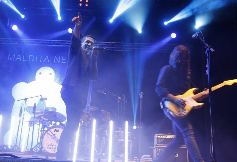 El público gijonés disfrutó del grupo murciano, que se entregó en su directo dentro de su gira 'Bailarina'.