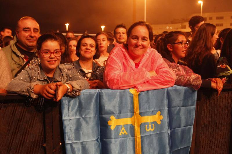 El público gijonés disfrutó del grupo murciano, que se entregó en su directo dentro de su gira 'Bailarina'.