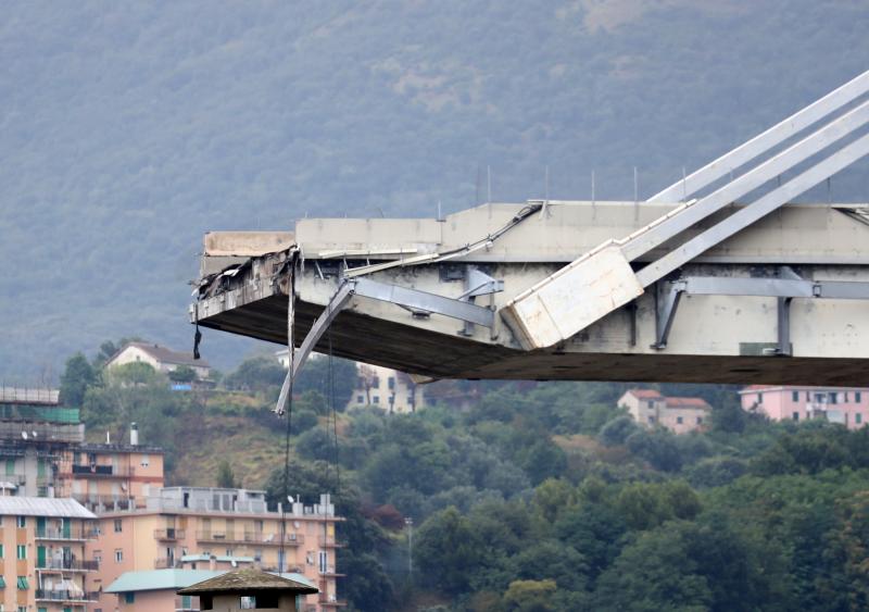 Numeros vehículos se han precipitado al vacío tras el derrumbe de la infraestructura