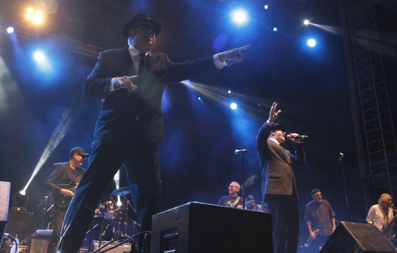 La formación, que ahonda en la esencia de la mítica banda original, derrochó energía en el escenario de Poniente al calor del público