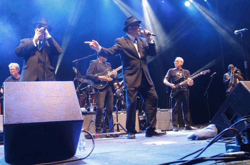 La formación, que ahonda en la esencia de la mítica banda original, derrochó energía en el escenario de Poniente al calor del público