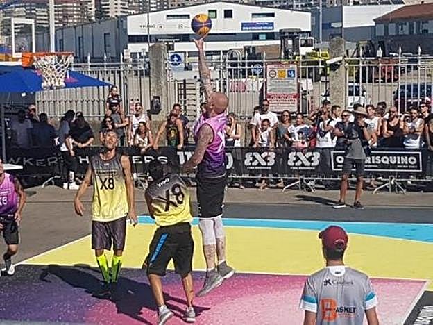 Robert Swift captura un rebote ante dos rivales. 