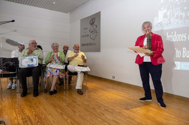 Eloísa Fernández Bustillo recoge el Farín 2018 junto a los descubridores de la cueva, en la gala de Ribadesella. 