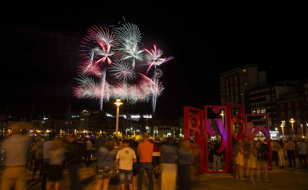 Un momento del espectáculo visto desde el puerto deportivo.