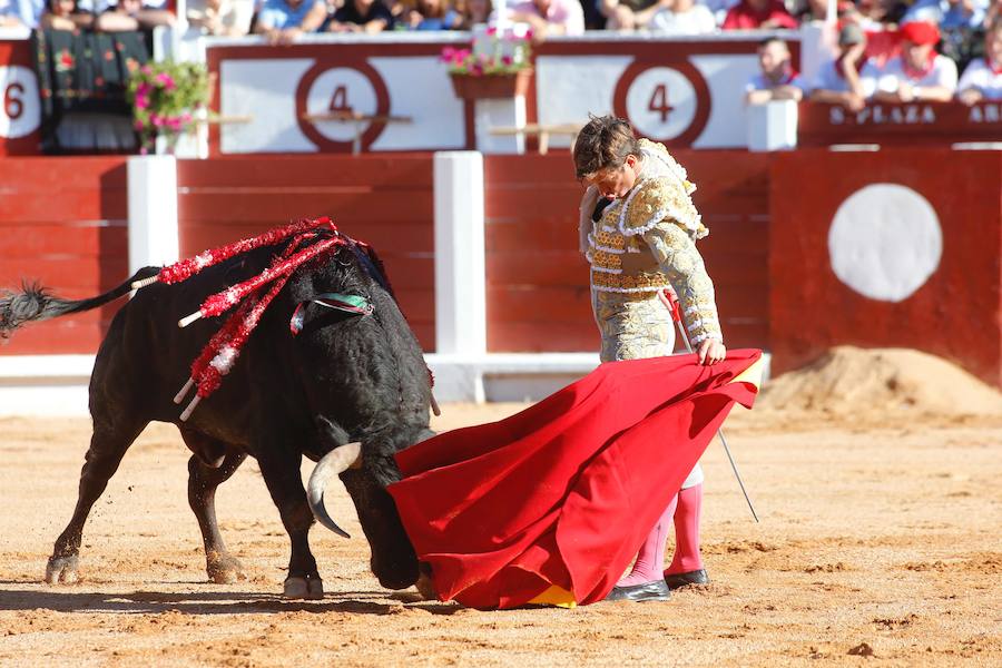 Los diestros Julián López «El Juli», José María Manzanares y Alejandro Talavante cortaron hoy una oreja cada uno en la quinta de feria en Gijón, una tarde engañosa en cuanto al escueto resultado artístico, pues los tres toreros rayaron a muy buena altura, perdiendo trofeos por culpa de los aceros.