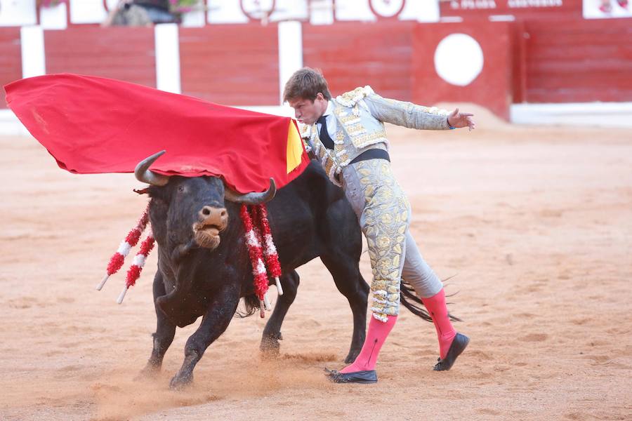 Los diestros Julián López «El Juli», José María Manzanares y Alejandro Talavante cortaron hoy una oreja cada uno en la quinta de feria en Gijón, una tarde engañosa en cuanto al escueto resultado artístico, pues los tres toreros rayaron a muy buena altura, perdiendo trofeos por culpa de los aceros.