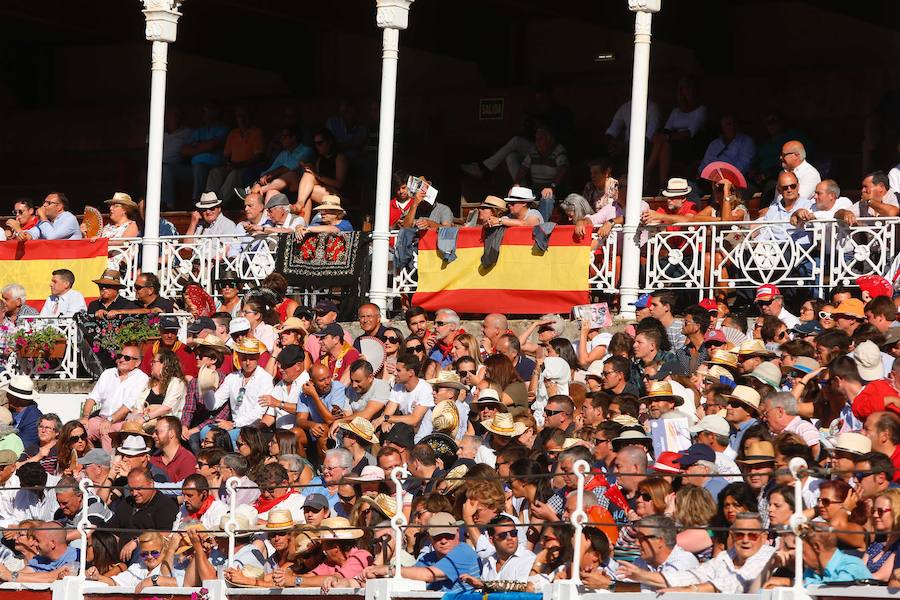 Los diestros Julián López «El Juli», José María Manzanares y Alejandro Talavante cortaron hoy una oreja cada uno en la quinta de feria en Gijón, una tarde engañosa en cuanto al escueto resultado artístico, pues los tres toreros rayaron a muy buena altura, perdiendo trofeos por culpa de los aceros.