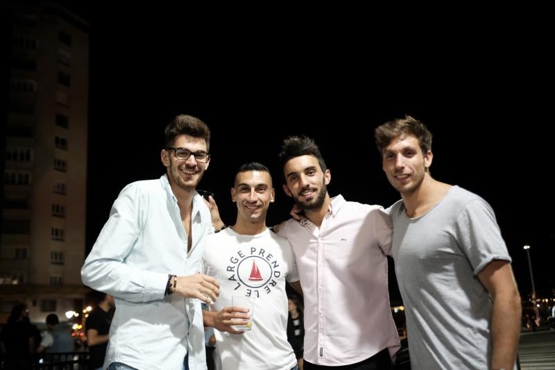 Miles de gijoneses y visitantes disfrutaron de una noche de fiesta con el gran espectáculo de los Fuegos como protagonista