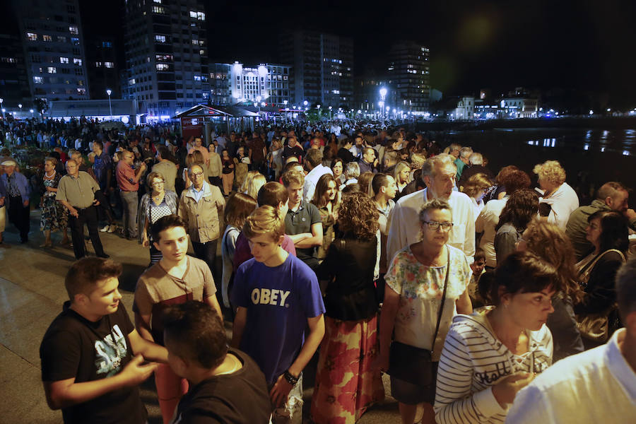 Miles de gijoneses y visitantes disfrutaron de una noche de fiesta con el gran espectáculo de los Fuegos como protagonista