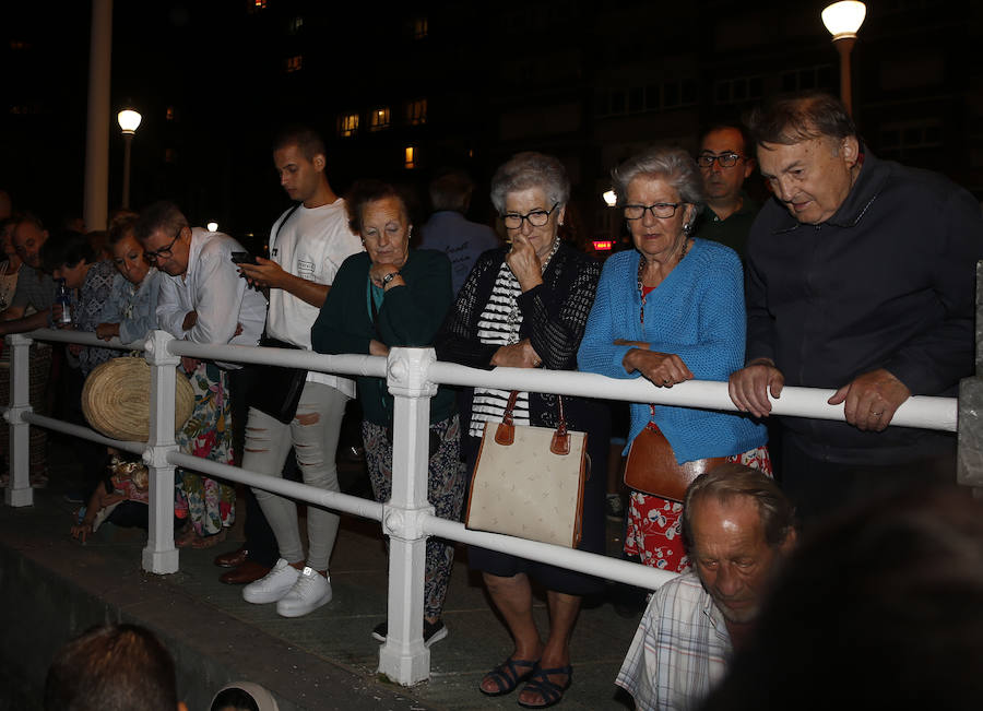 Miles de gijoneses y visitantes disfrutaron de una noche de fiesta con el gran espectáculo de los Fuegos como protagonista