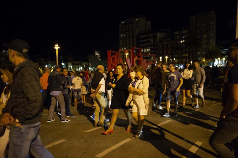 Miles de gijoneses y visitantes disfrutaron de una noche de fiesta con el gran espectáculo de los Fuegos como protagonista