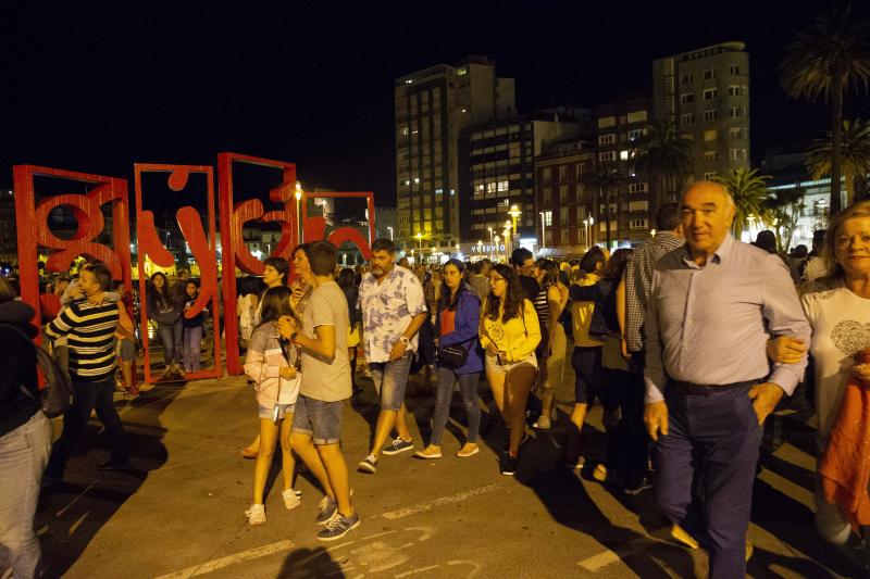 Miles de gijoneses y visitantes disfrutaron de una noche de fiesta con el gran espectáculo de los Fuegos como protagonista