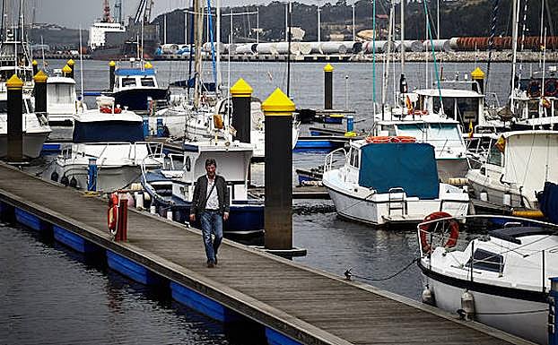 Embarcaciones en el puerto deportivo de Avilés. 