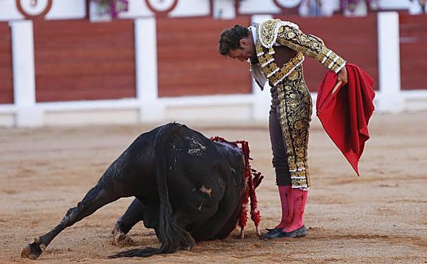 Ferrera corta una oreja en la última corrida de la feria de Begoña