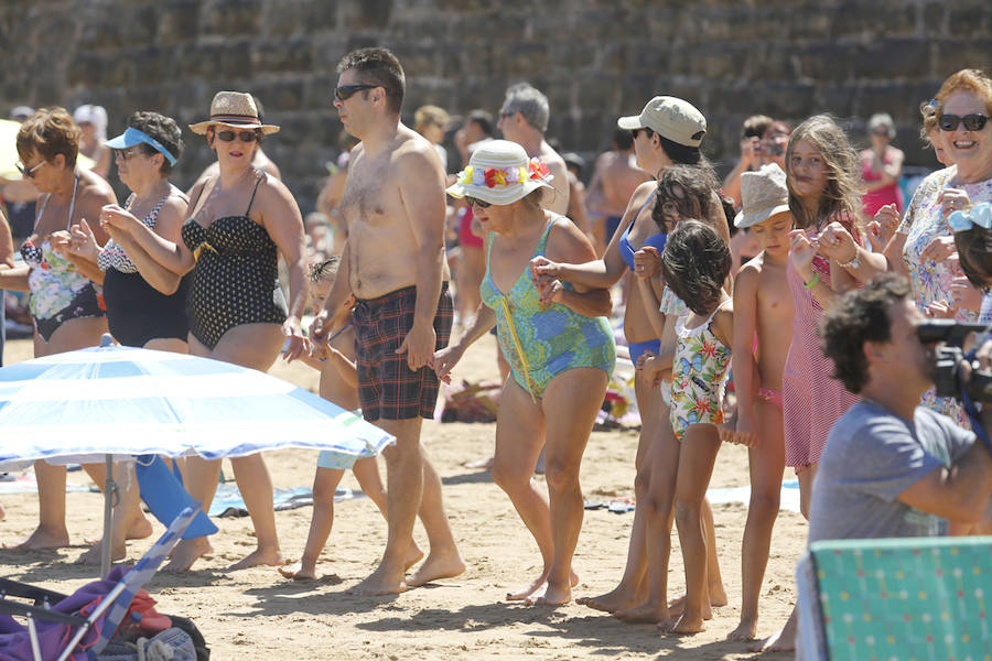 La playa y el Muro de San Lorenzo fueron el escenario de la tradicional danza prima. Tras ello, la ciudad retumbó con el Restallón, una descarga de 464 unidades de disparo que la pirotecnia de Ricardo Caballer lanzó desde el Cerro de Santa Catalina y que provocó un ensordecedor estruendo durante casi siete minutos.