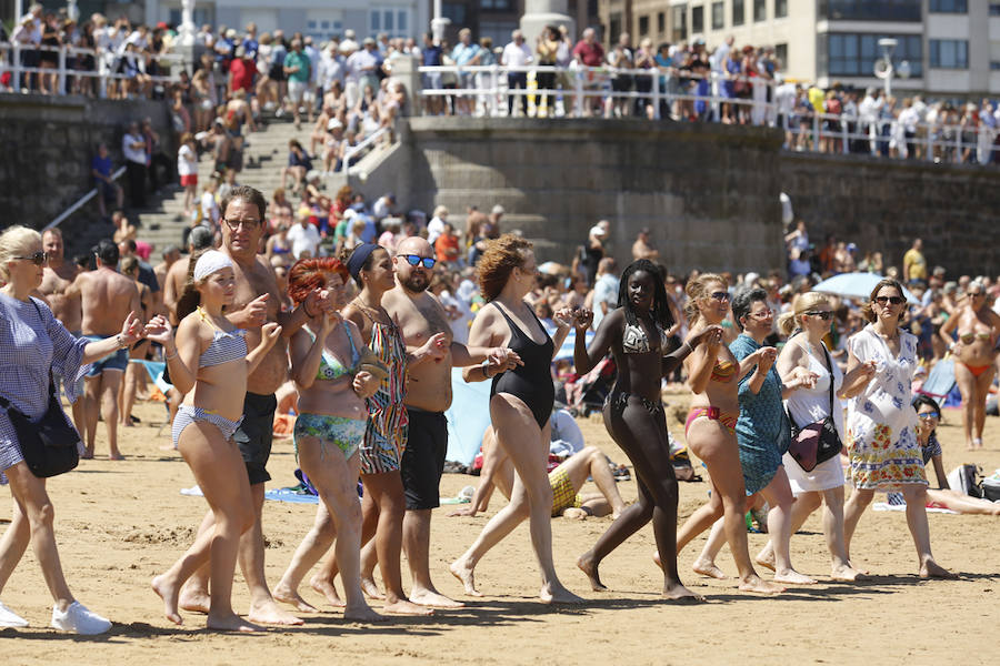 La playa y el Muro de San Lorenzo fueron el escenario de la tradicional danza prima. Tras ello, la ciudad retumbó con el Restallón, una descarga de 464 unidades de disparo que la pirotecnia de Ricardo Caballer lanzó desde el Cerro de Santa Catalina y que provocó un ensordecedor estruendo durante casi siete minutos.