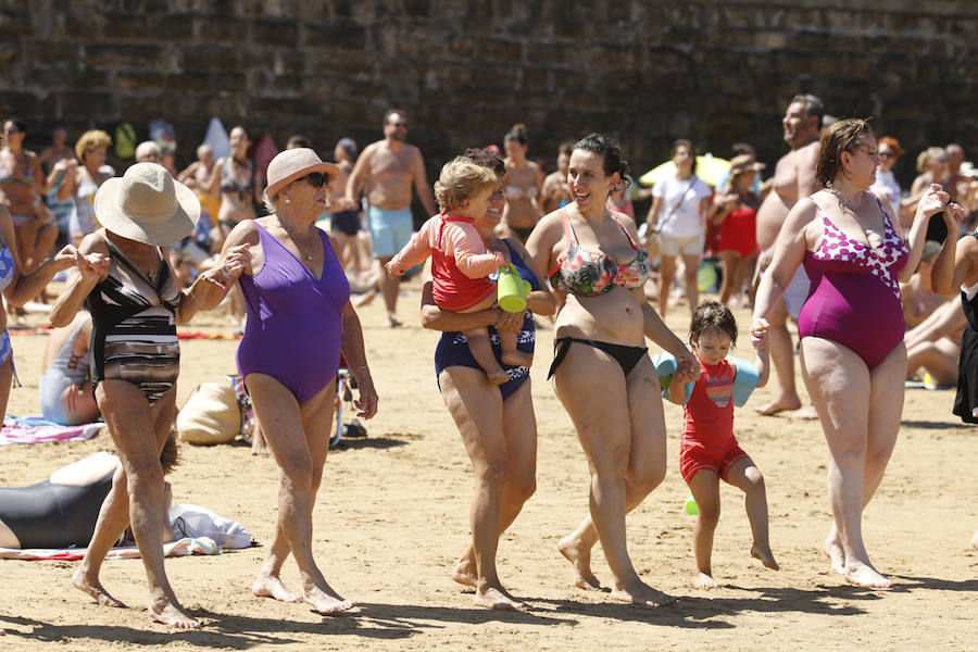 La playa y el Muro de San Lorenzo fueron el escenario de la tradicional danza prima. Tras ello, la ciudad retumbó con el Restallón, una descarga de 464 unidades de disparo que la pirotecnia de Ricardo Caballer lanzó desde el Cerro de Santa Catalina y que provocó un ensordecedor estruendo durante casi siete minutos.