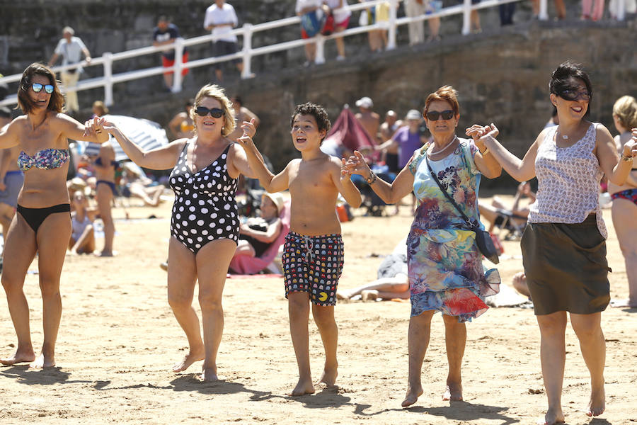 La playa y el Muro de San Lorenzo fueron el escenario de la tradicional danza prima. Tras ello, la ciudad retumbó con el Restallón, una descarga de 464 unidades de disparo que la pirotecnia de Ricardo Caballer lanzó desde el Cerro de Santa Catalina y que provocó un ensordecedor estruendo durante casi siete minutos.