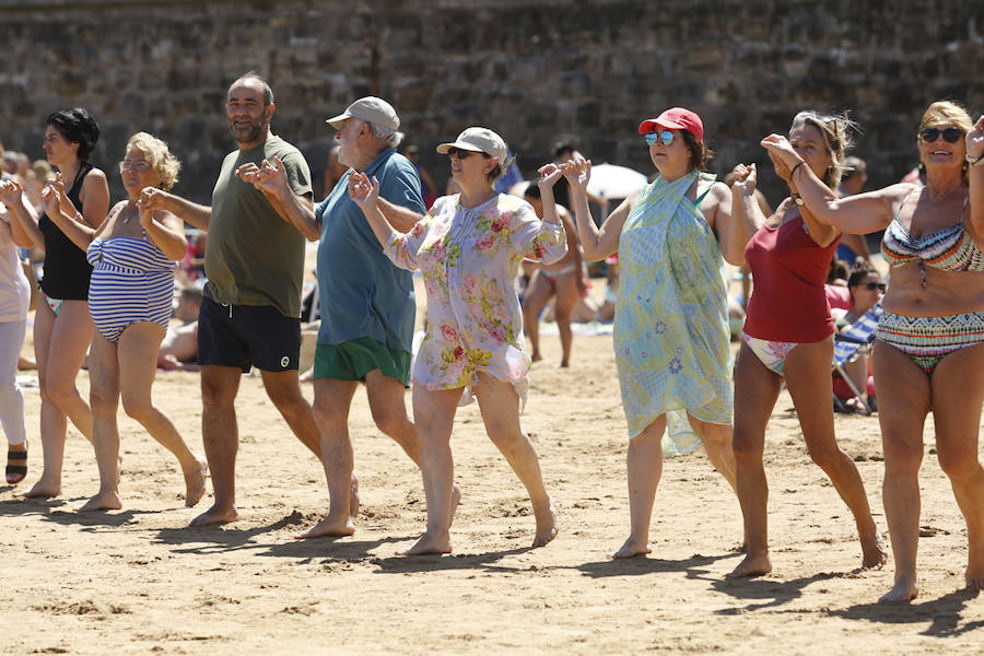 La playa y el Muro de San Lorenzo fueron el escenario de la tradicional danza prima. Tras ello, la ciudad retumbó con el Restallón, una descarga de 464 unidades de disparo que la pirotecnia de Ricardo Caballer lanzó desde el Cerro de Santa Catalina y que provocó un ensordecedor estruendo durante casi siete minutos.
