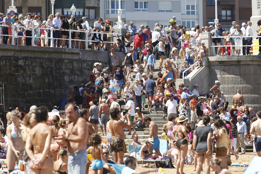 La playa y el Muro de San Lorenzo fueron el escenario de la tradicional danza prima. Tras ello, la ciudad retumbó con el Restallón, una descarga de 464 unidades de disparo que la pirotecnia de Ricardo Caballer lanzó desde el Cerro de Santa Catalina y que provocó un ensordecedor estruendo durante casi siete minutos.