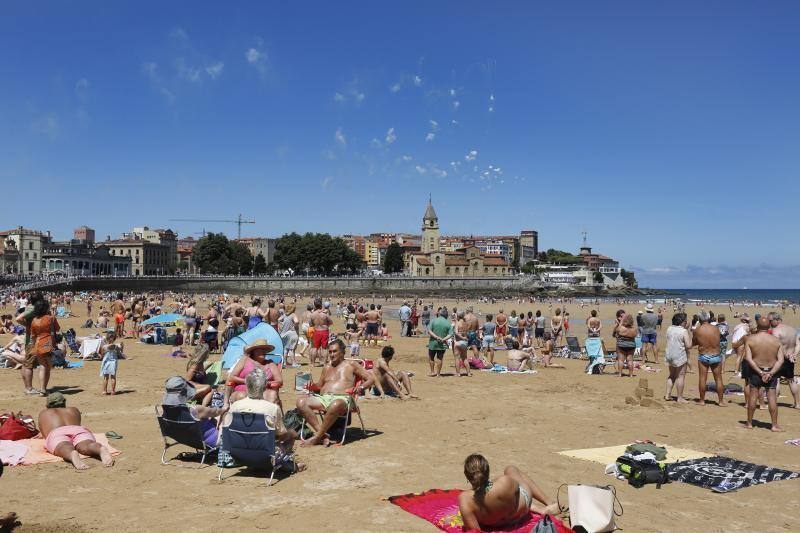 La playa y el Muro de San Lorenzo fueron el escenario de la tradicional danza prima. Tras ello, la ciudad retumbó con el Restallón, una descarga de 464 unidades de disparo que la pirotecnia de Ricardo Caballer lanzó desde el Cerro de Santa Catalina y que provocó un ensordecedor estruendo durante casi siete minutos.