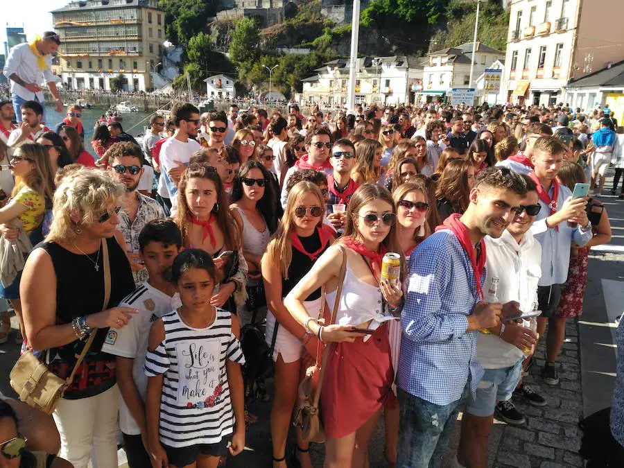 La villa luarquesa celebró el día grande en las fiestas dedicadas a Nuestra Señora del Rosario. Es tradición que cada 15 de agosto la procesión con la talla se lleve desde la iglesia hasta el puerto, se embarque y recorra las inmediaciones.