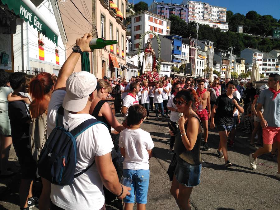 La villa luarquesa celebró el día grande en las fiestas dedicadas a Nuestra Señora del Rosario. Es tradición que cada 15 de agosto la procesión con la talla se lleve desde la iglesia hasta el puerto, se embarque y recorra las inmediaciones.