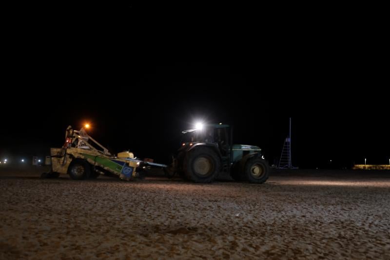 Hasta ocho toneladas de residuos han sido retirados de las playas de San Lorenzo y Poniente tras la noche de los Fuegos de Gijón. El operativo de limpieza de Emulsa estaba integrado por 59 personas. 