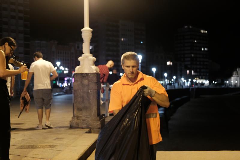 Hasta ocho toneladas de residuos han sido retirados de las playas de San Lorenzo y Poniente tras la noche de los Fuegos de Gijón. El operativo de limpieza de Emulsa estaba integrado por 59 personas. 