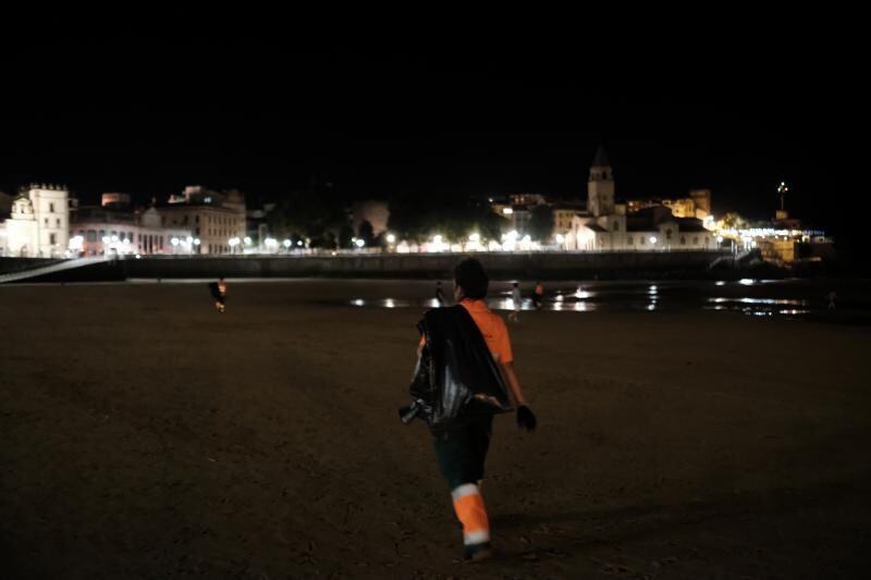Hasta ocho toneladas de residuos han sido retirados de las playas de San Lorenzo y Poniente tras la noche de los Fuegos de Gijón. El operativo de limpieza de Emulsa estaba integrado por 59 personas. 